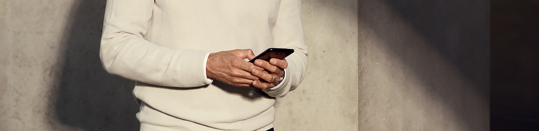 Man houdt smartphone vast