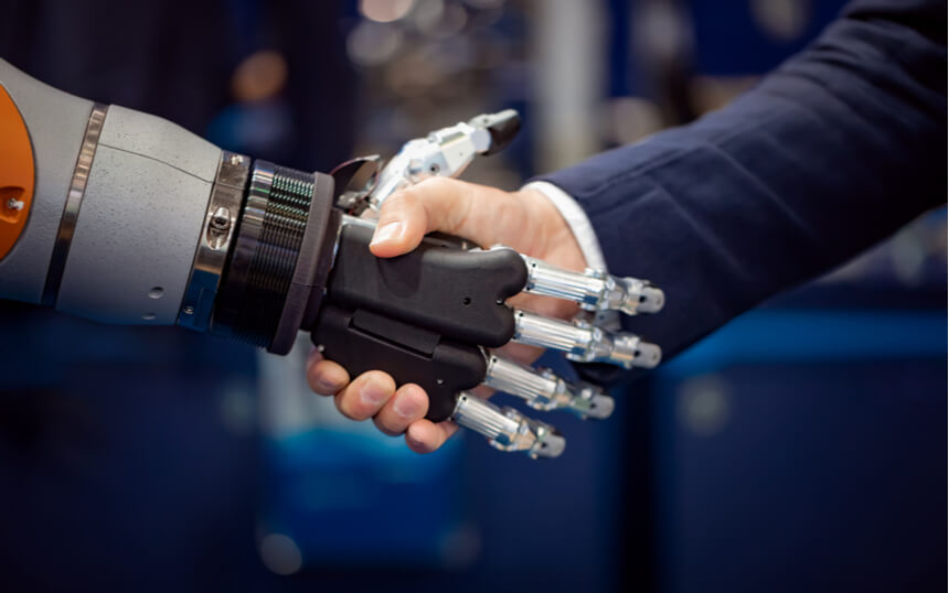 De robot kan het niet alleen