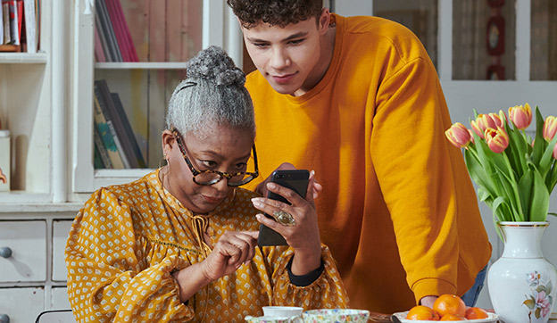 Vrouw ontvangt valse sms op haar mobiele telefoon.
