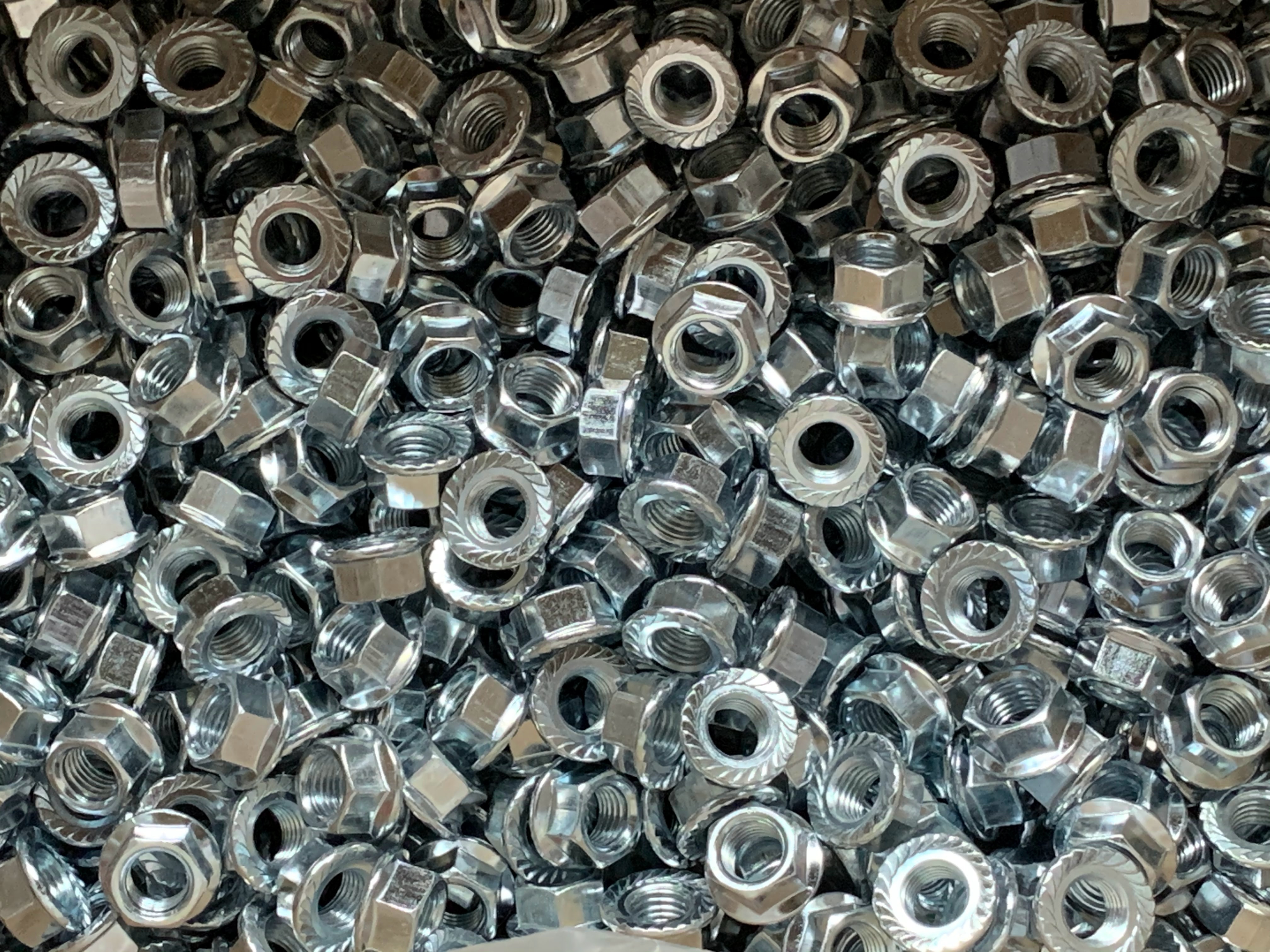 Oorlog tempert optimisme industrie, stuwt prijzen
